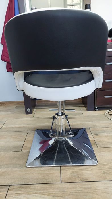 Zestaw foteli fryzjerskich i myjka