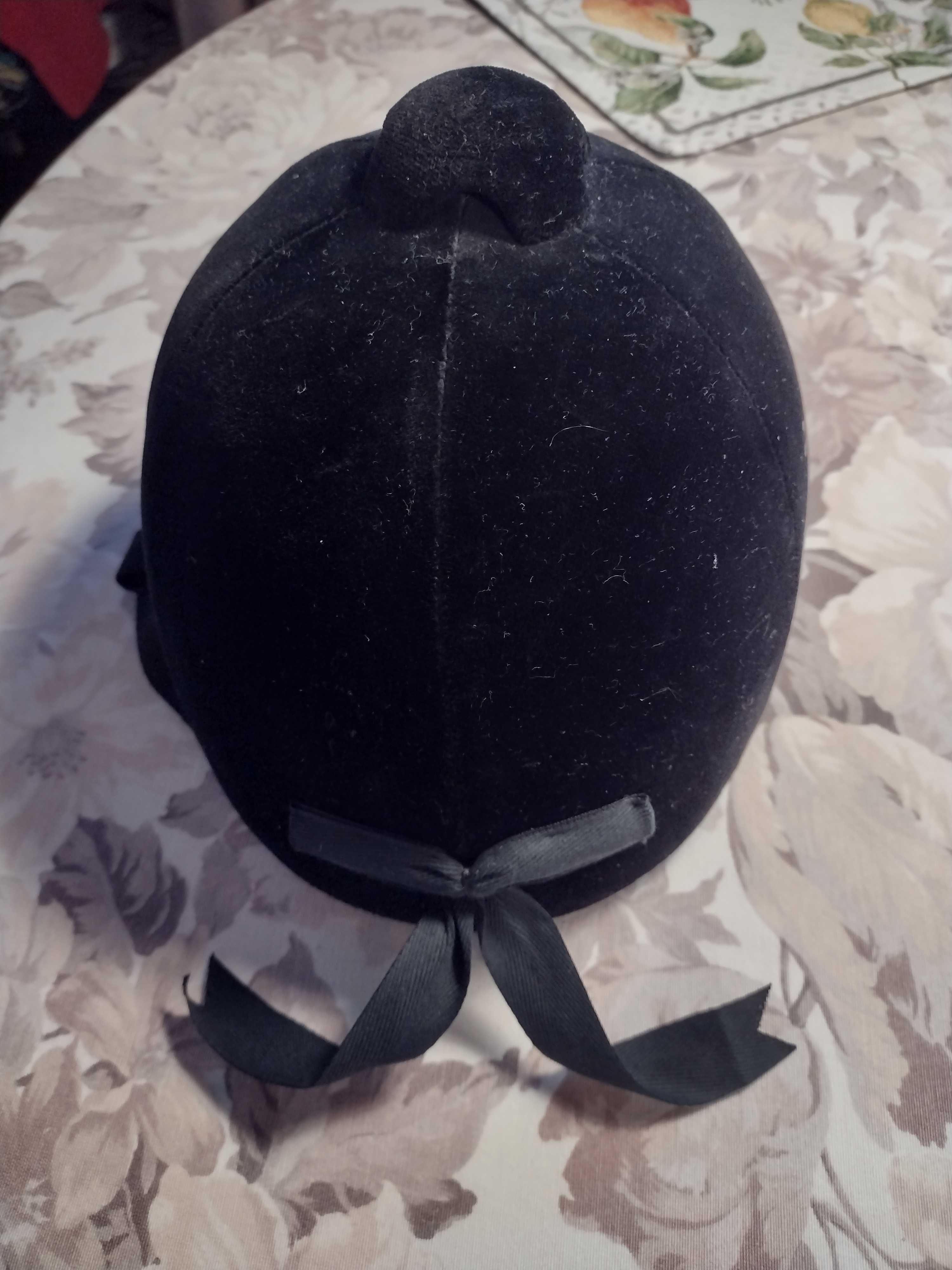 Toczek jeździecki - kask, obwód 58 cm, czarny, aksamit, stan idealny