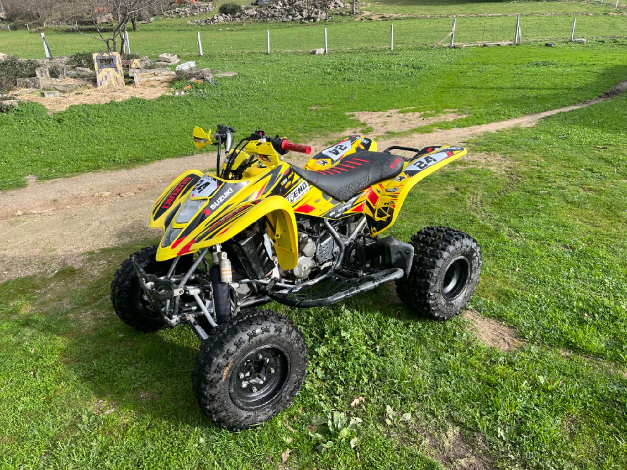 Moto  4  Suzuki ltz