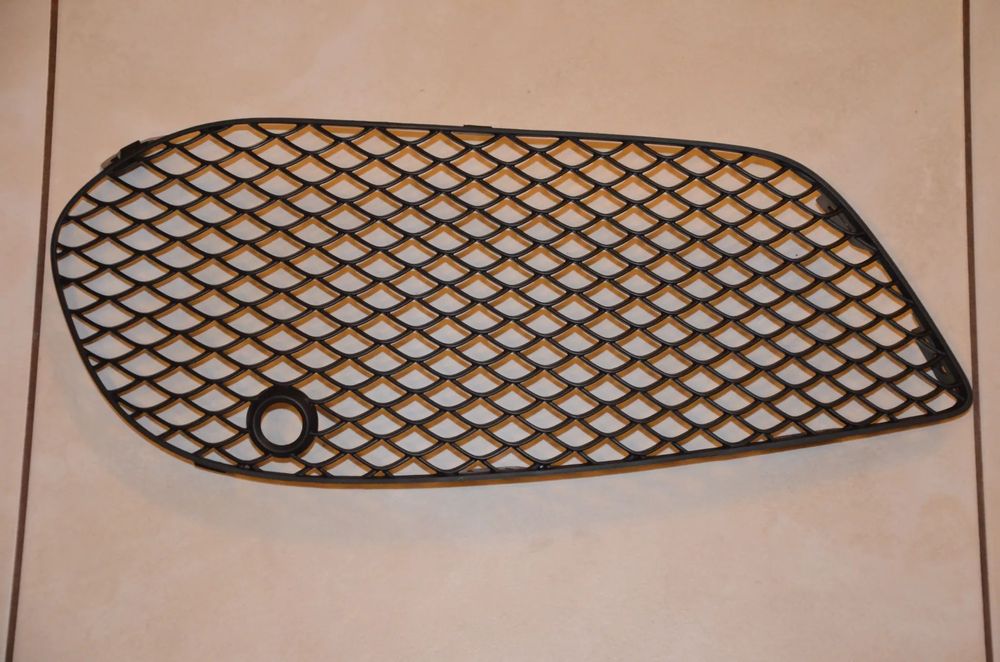 Kratka grill atrapa zaślepka zderzaka przód Mercedes C 205 AMG
