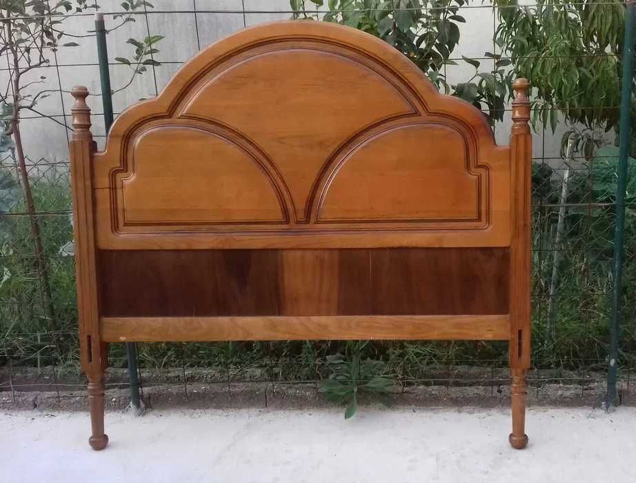 Cama de casal de madeira