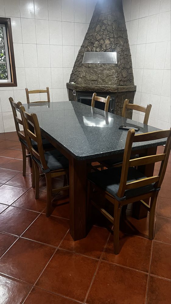 Mesa de madeira com marmore