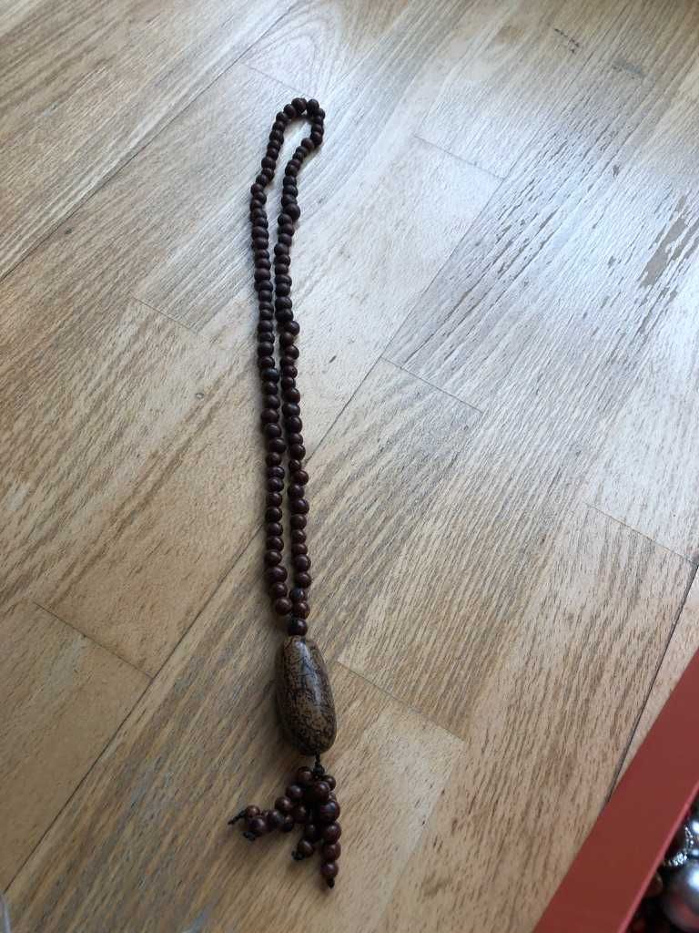 colar bolas castanhas