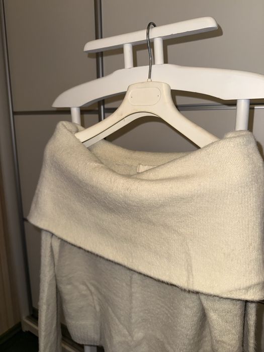 Білий светр H&M, бежевий светр із замочками збоку