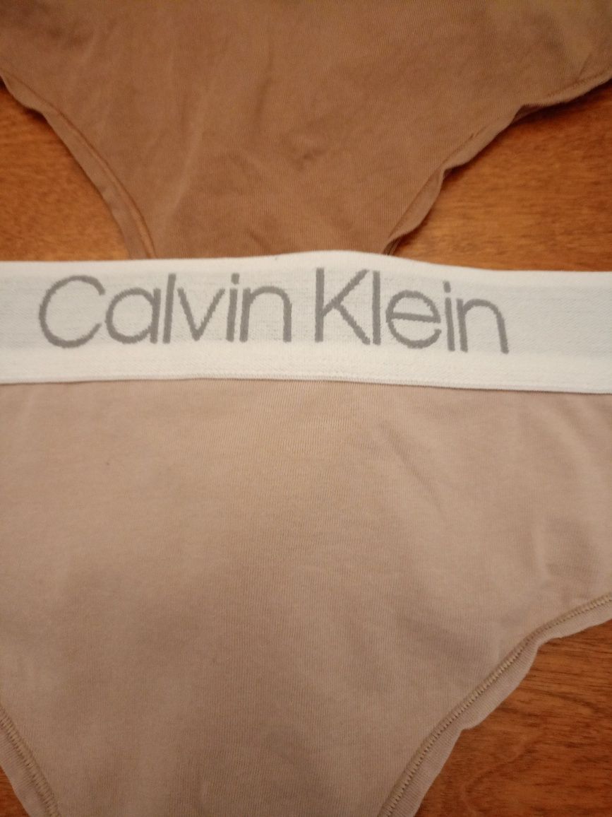 Firmowe stringi CALVIN KLEIN.