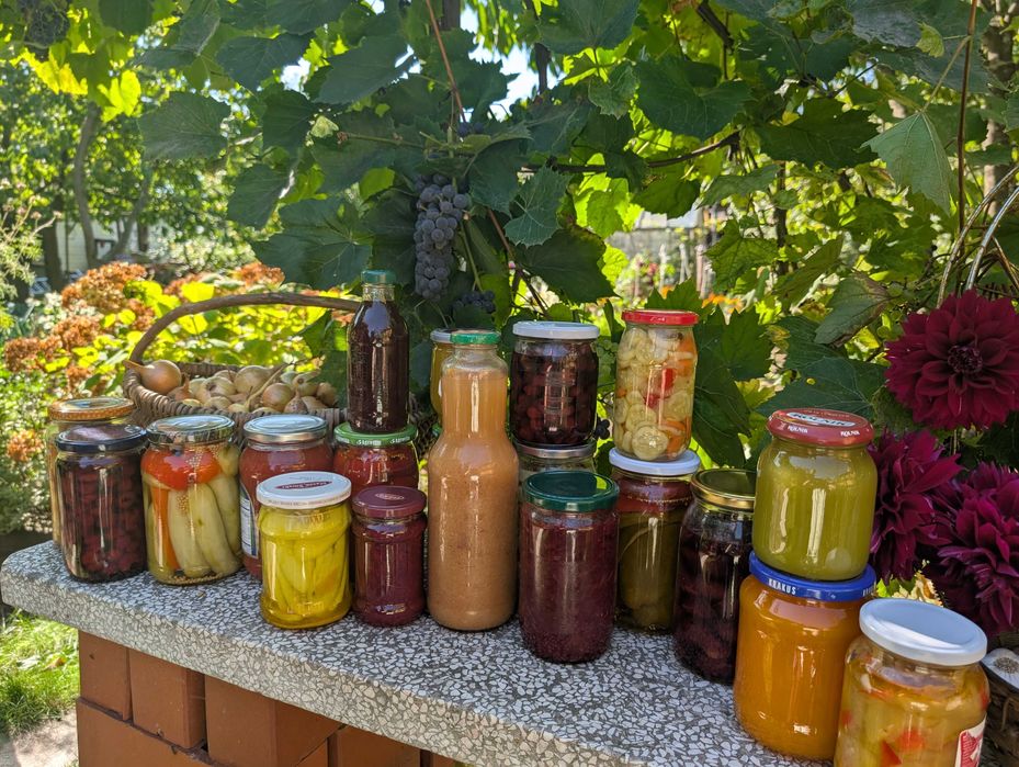 Domowe przetwory - sok, syrop, sałatka,