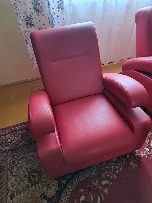 Czerwone fotele używane