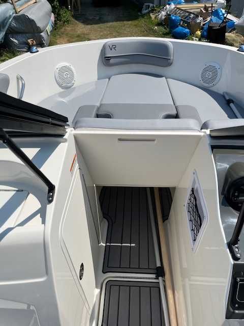 Bayliner VR4 Bow Deck, wersja elektryczna.