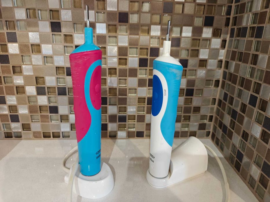 Szczoteczki elektryczne Oral b .2 sztuki komplet (dziecko+dorosły)