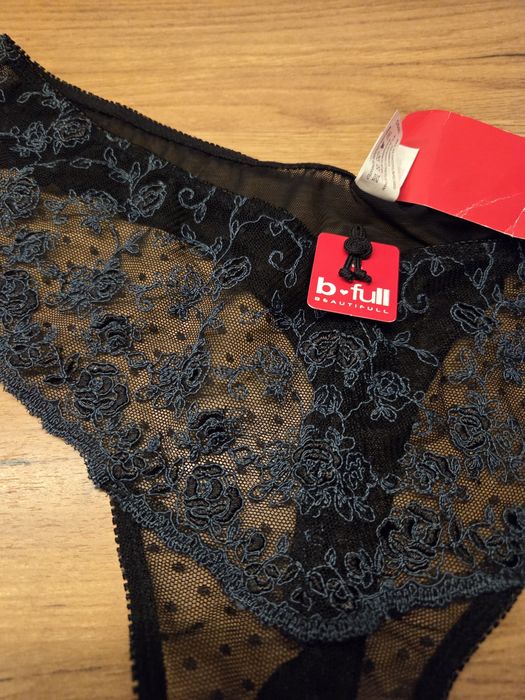 Nowe, ciemne stringi z koronką