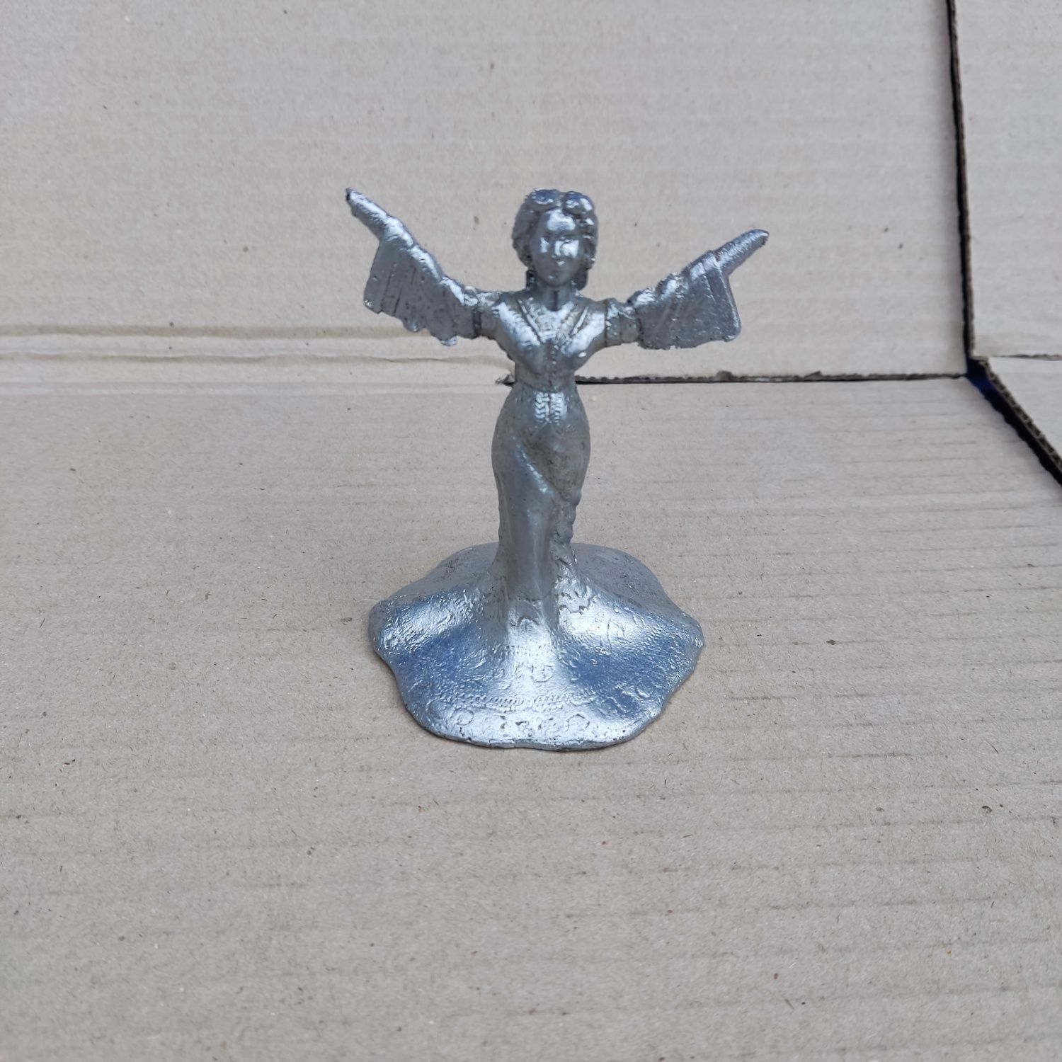 Алюминиевая статуэтка фигурка девушка в платье