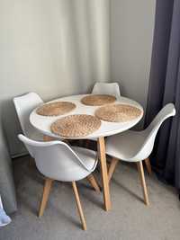 Stół w stylu skandynawskim z czterema krzesłami Jysk