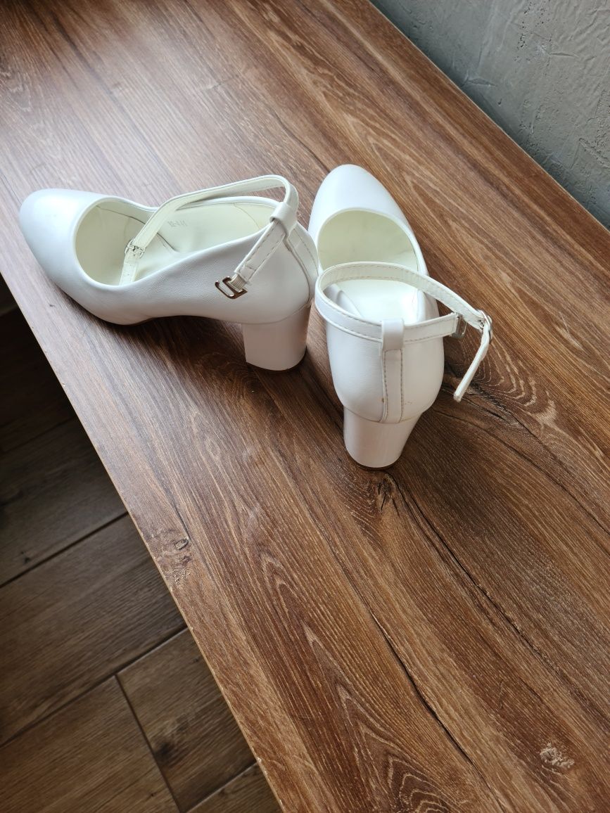 Білі туфлі 41р, стан хороший