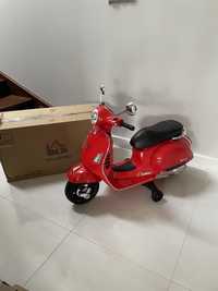 Motocykl dla dzieci Homcom z muzyką MP3 marki VESPA czerwony