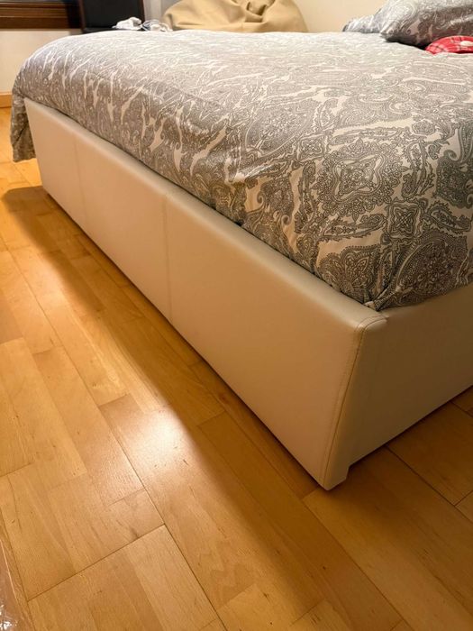 Vendo cama com estrado e colchão, como novos