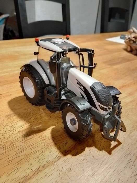 Traktor VALTRA Britains 43215