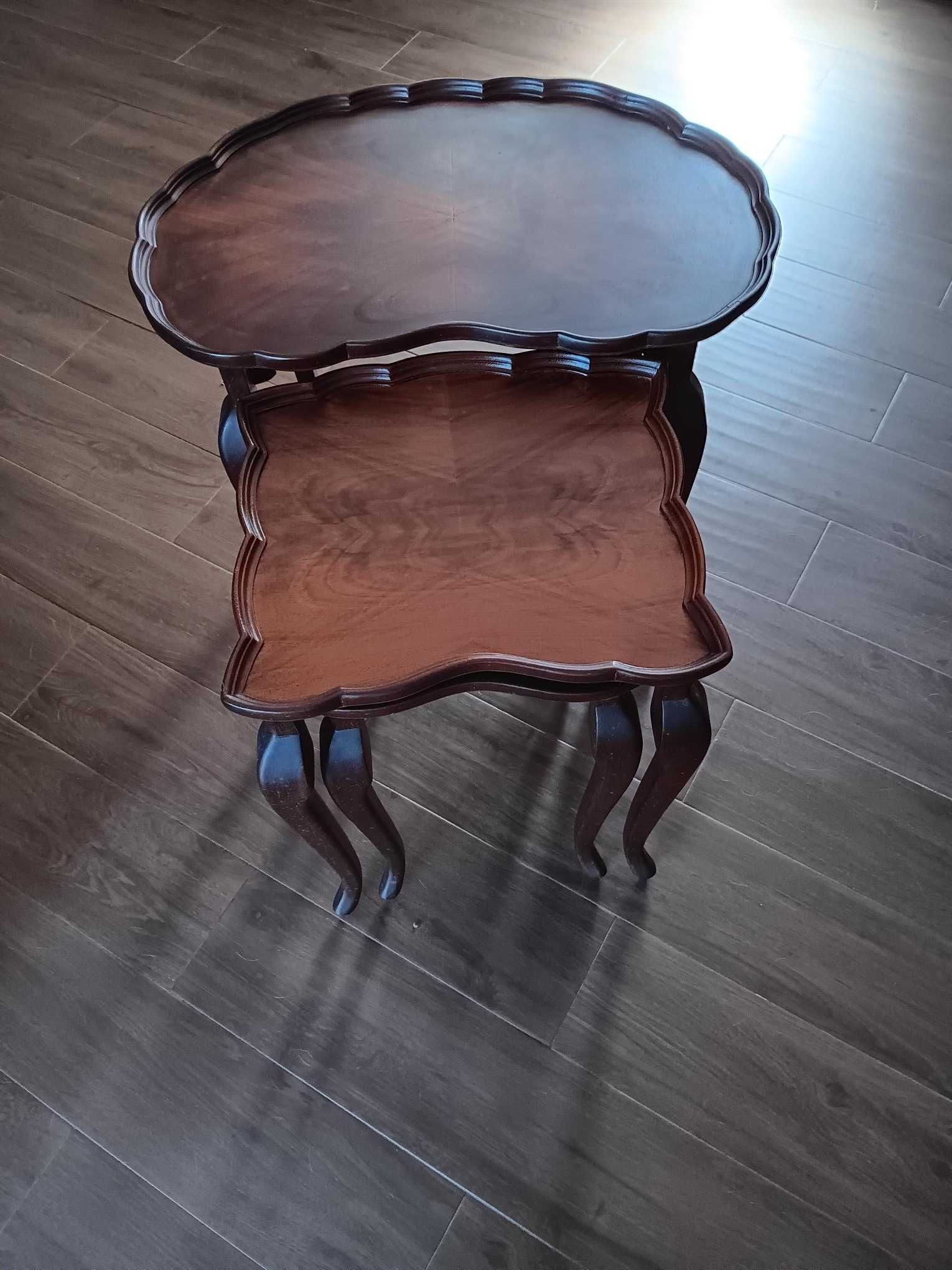Mesa em Nogueira estilo "Chippendale" de finais dos anos 70