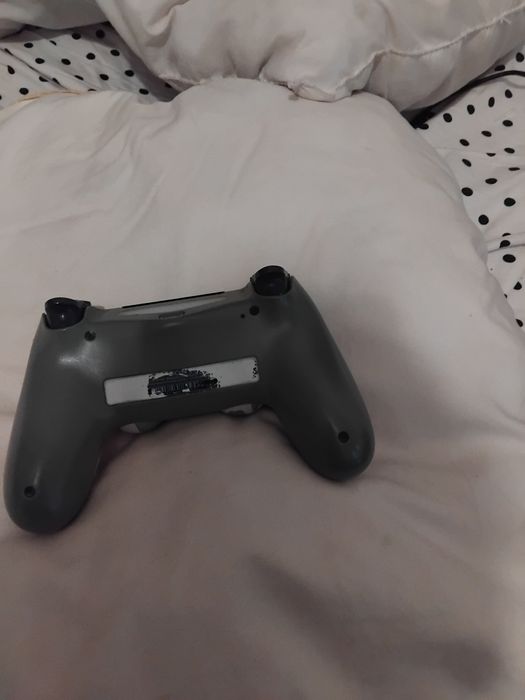“Vendo comando original da PS4 em ótimo estado. Todos os botões funcio