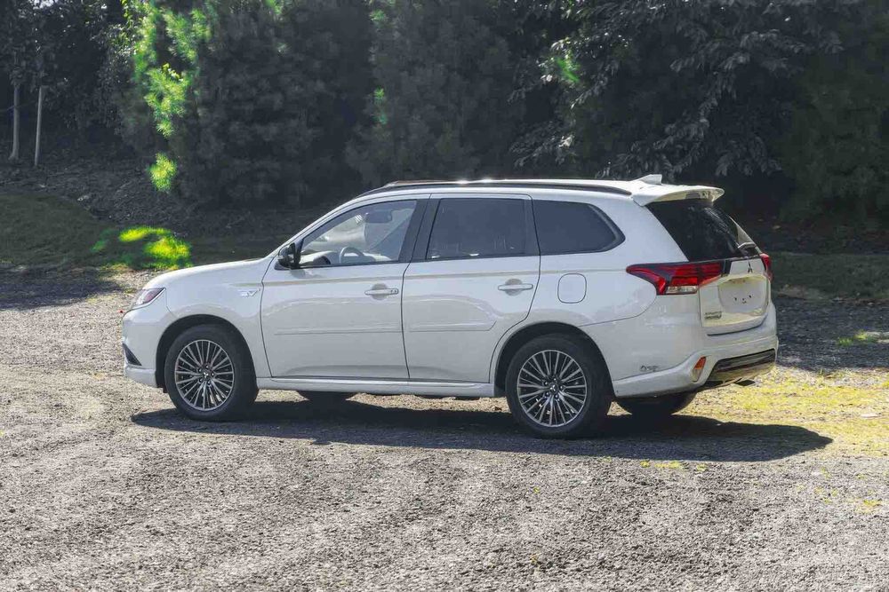 Mitsubishi Outlander Hybrid Plug-in LE S-AWC      2021