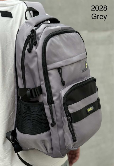 Якісний рюкзак для школярів, є в різних кольорах.