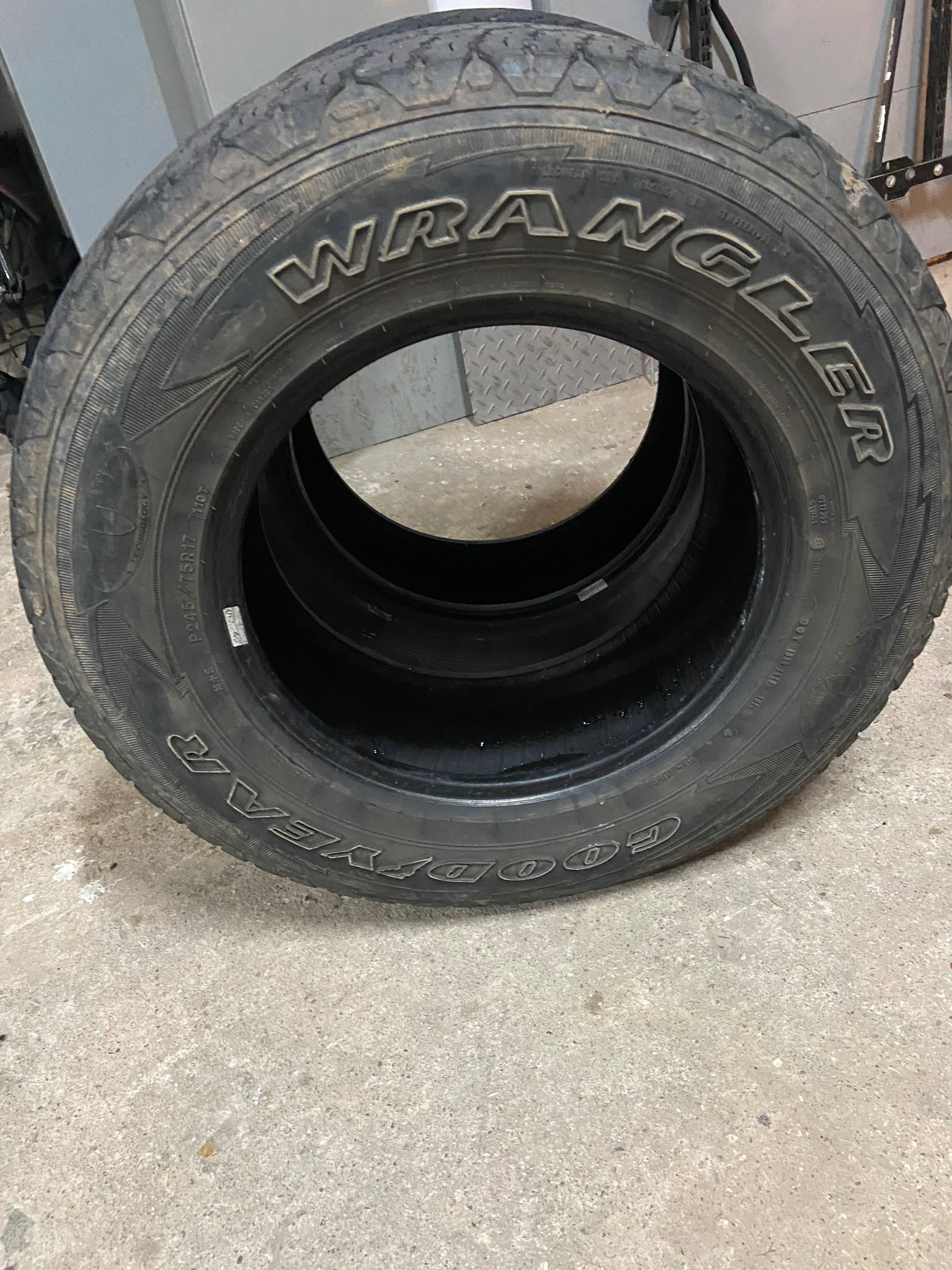 Vendo pneus 245 X 75 X 17