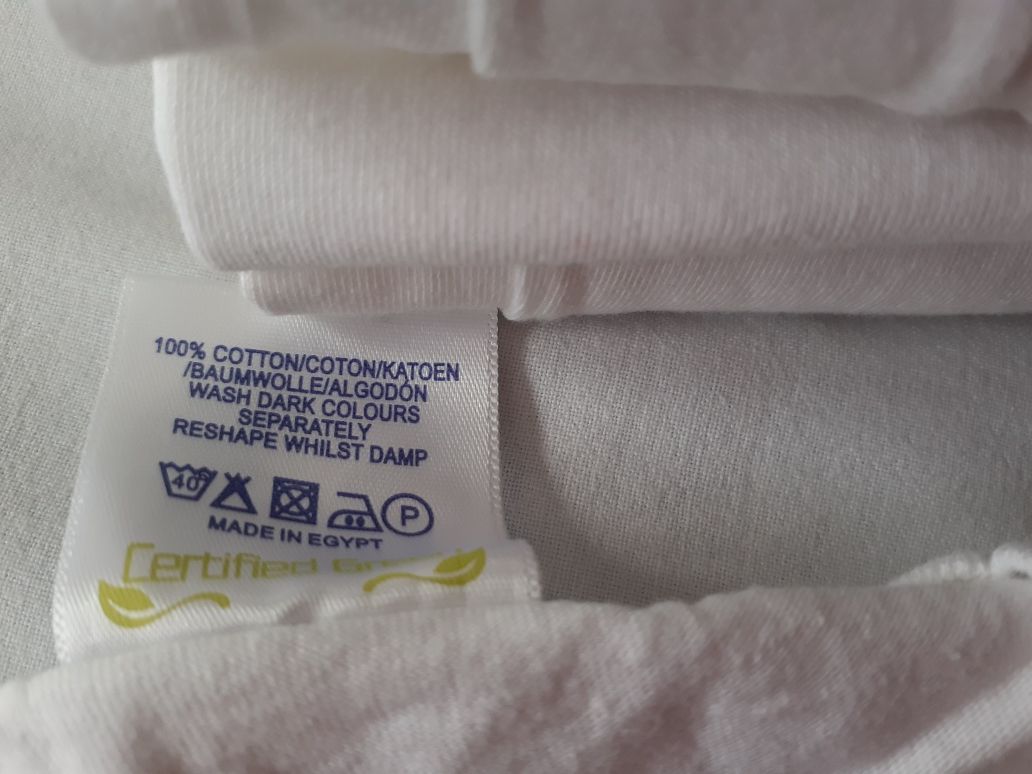 Koszulki (unisex) widoczne na zdjęciach.