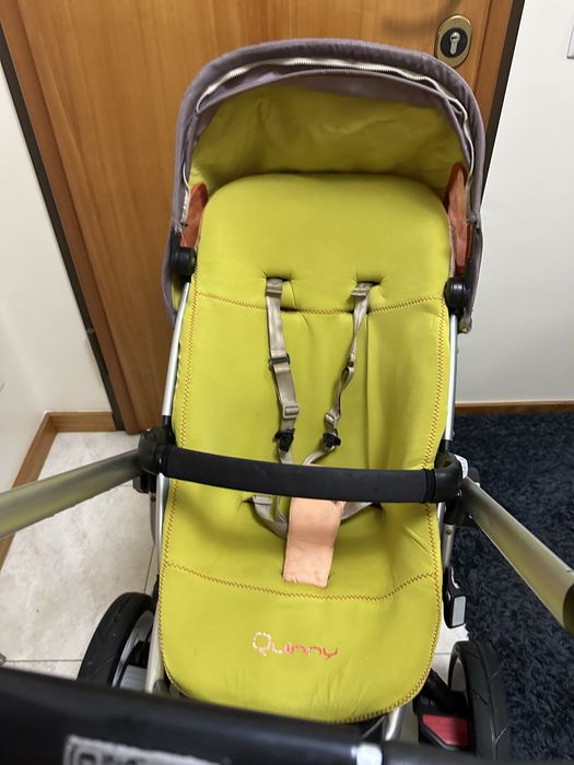 Carrinho preto e verde marca Quinny