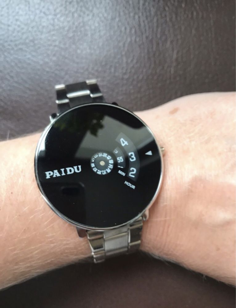 Czarny zegarek Paidu z metalową bransoletą