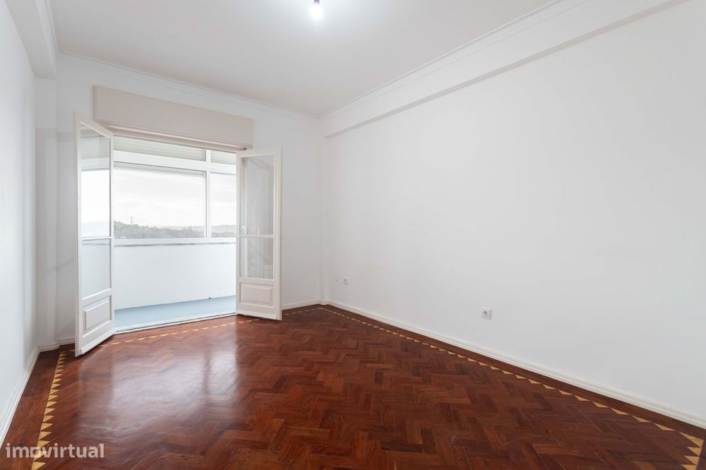 Aproveite o Conforto Moderno Neste Charmoso T2 Remodelado no Coração d