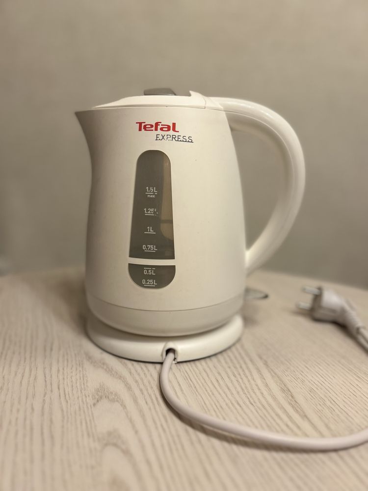 Чайник Tefal у відмінному стані.