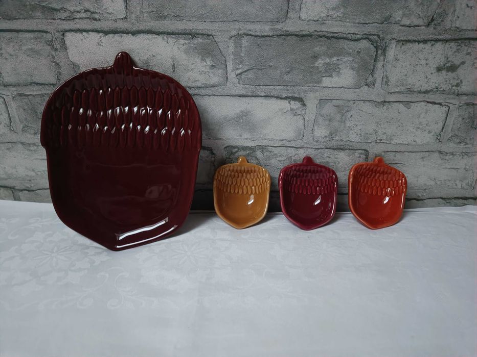 Ceramiczny zestaw do serwowania: talerz i 3 miseczki na sosy PRIMARK