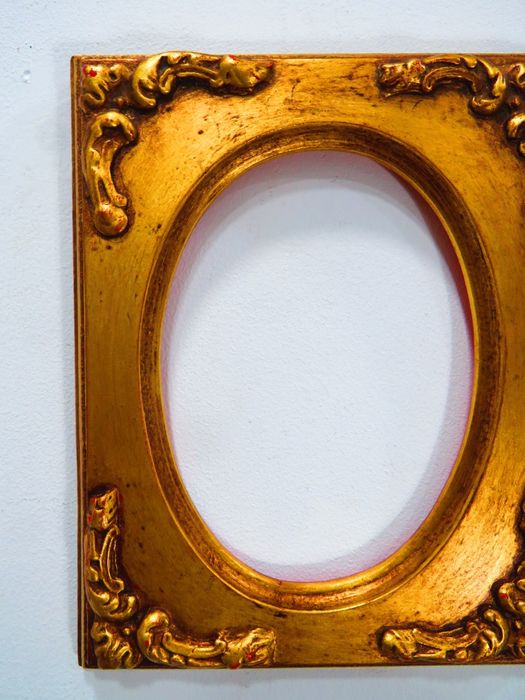 Moldura em talha dourada.