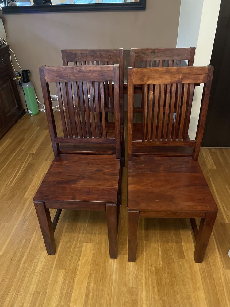 Zestaw stół drewniany i 4 krzesła drewniane.