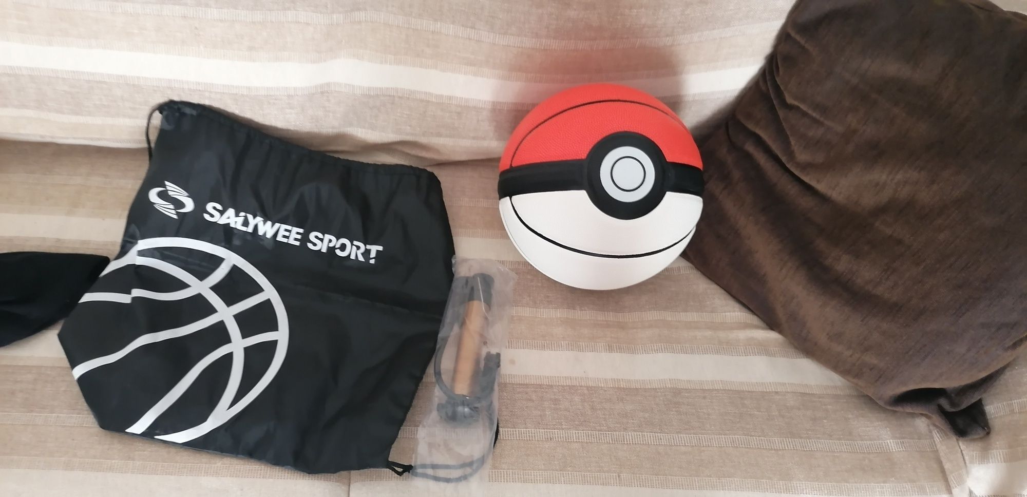 Bola basketball nova com bomba e saco(Desenho pokebola do pokemon)