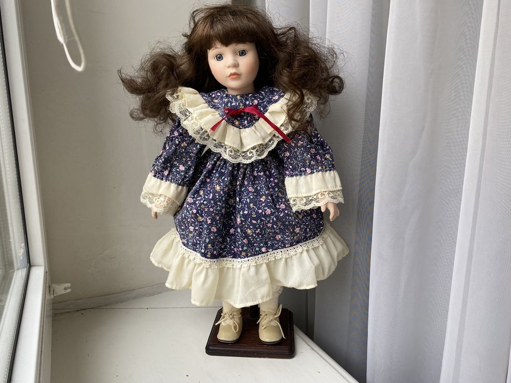 Фарфоровая коллекционная кукла The Promenade Collection Beatrice-A