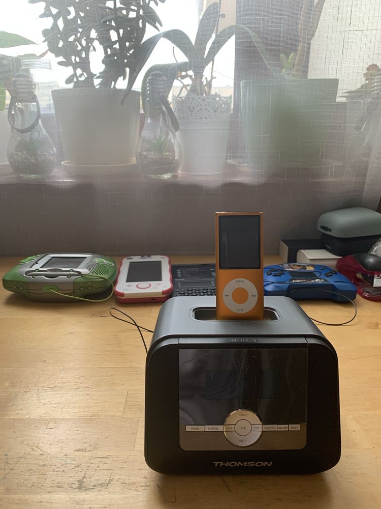 Stacja dokująca Thomson do iPhone, Ipod,  Apple + zegarek i radio