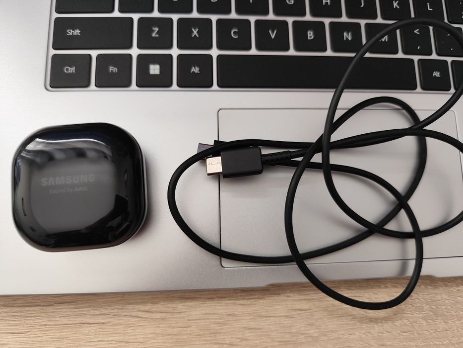 Sprzedam słuchawki Samsung z redukcją Szumu jak nowe