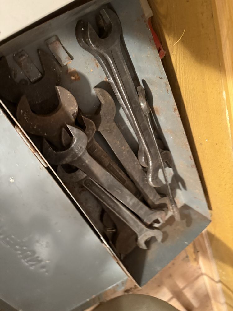 Zestaw kluczy płaskich PRL w metalowej skrzynce