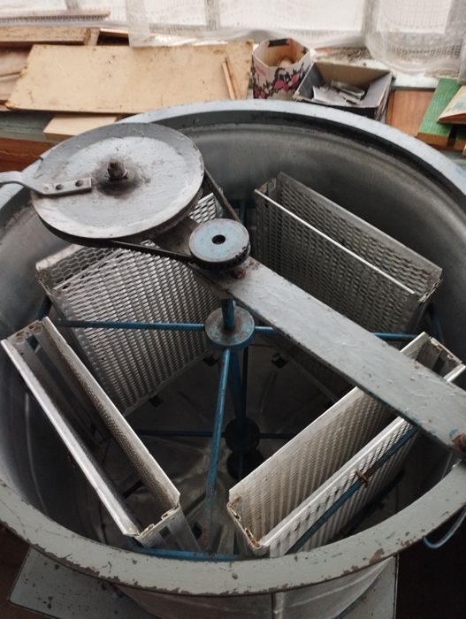 Медогонка б/у на 4 рамки