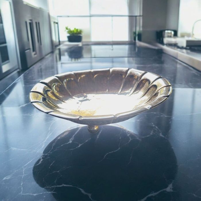 Antyczna misa na podstawce