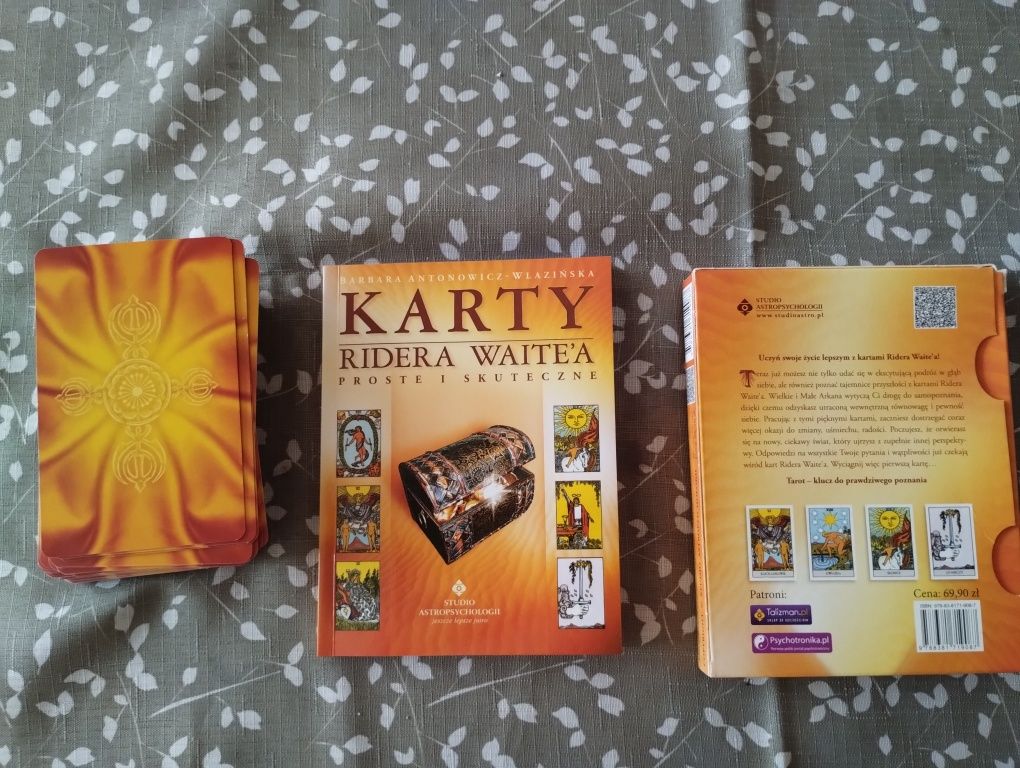 Sprzedam karty tarota wraz  z ksiazka