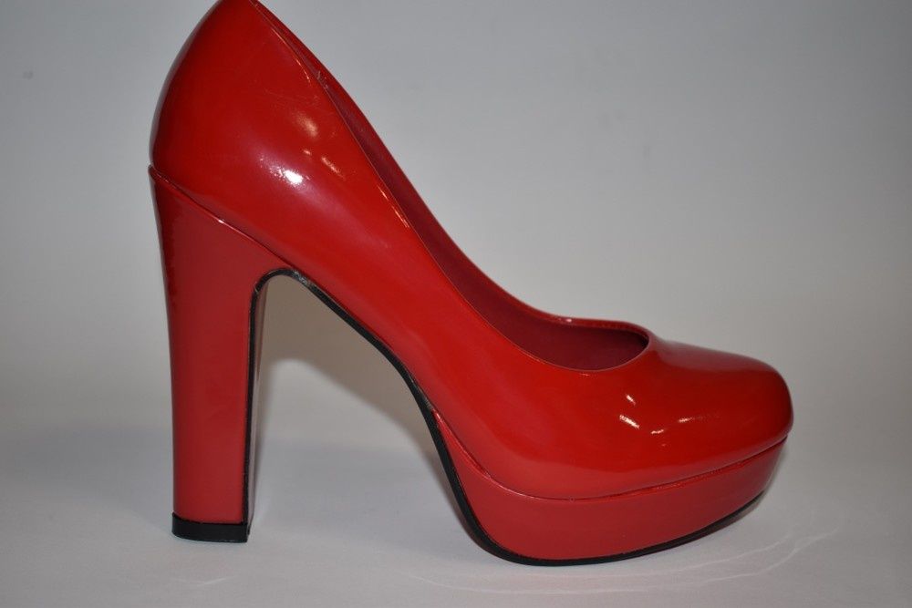 Червоні лаковані туфлі на каблуку