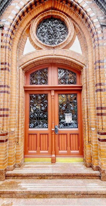 Kompleksowa renowacja i naprawa drewnianych drzwi i bram