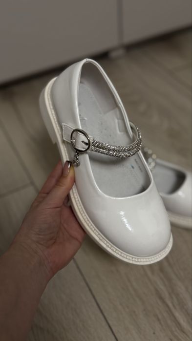 Білосніжні дівчачі туфельки