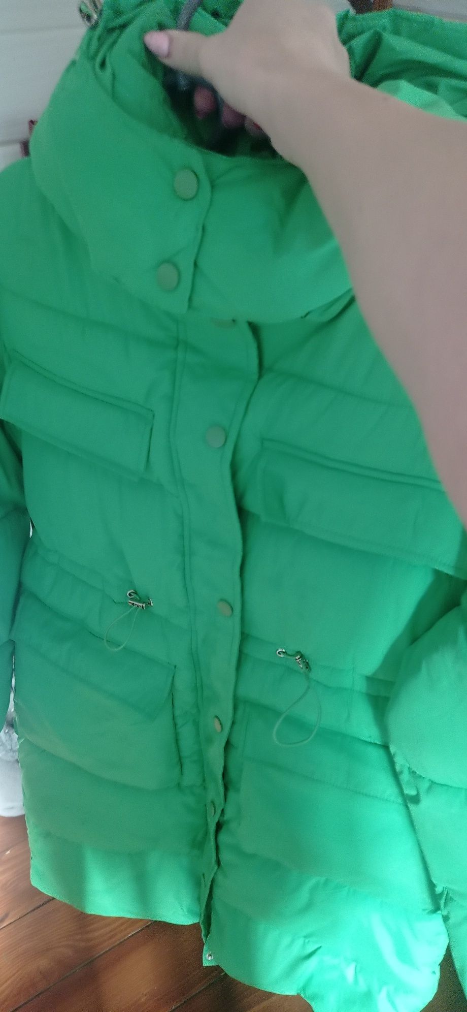 Куртка зеленого кольору зимова