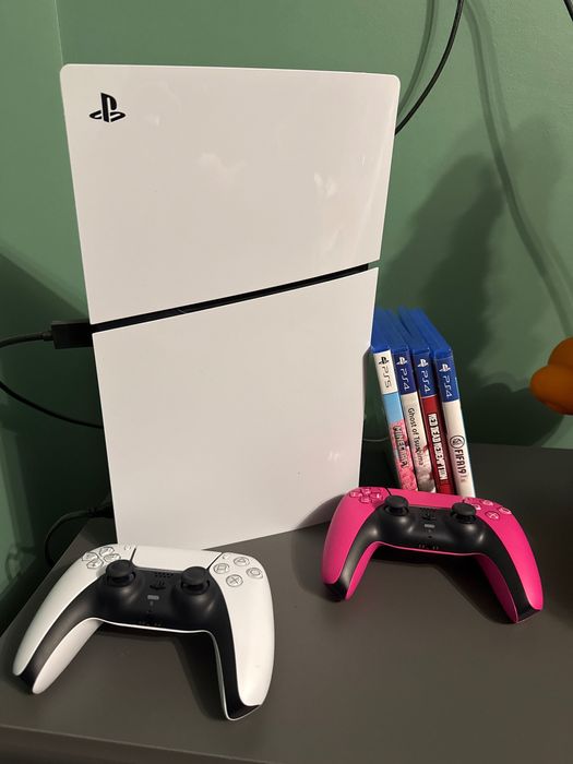 PlayStation 5 slim z napędem 2 pady 4 gry