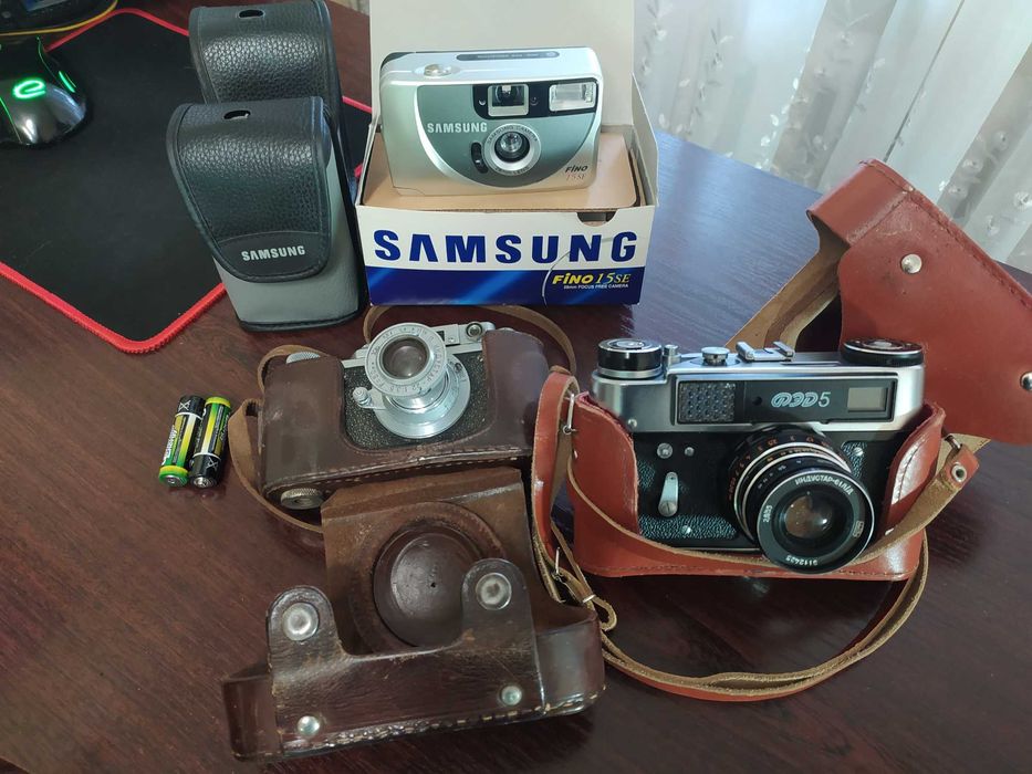 Фотоаппараты "Зоркий"(50-е гг), ФЭД-5(новый), Samsung Fino 15se(новый)