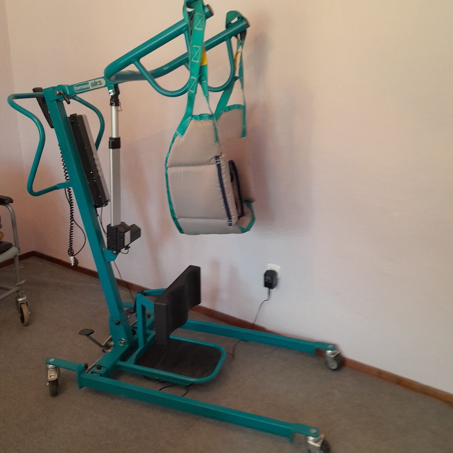 Dźwig pionizator reczabilitacyjny AKS z chustą