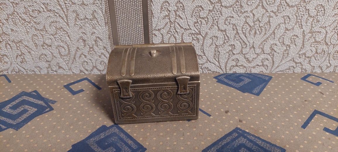 Продам металлическую шкатулку