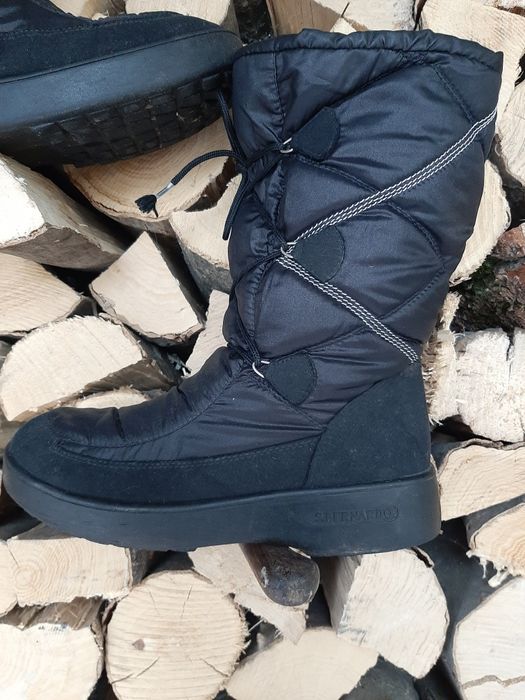 Продам чоботи на зиму дві пари